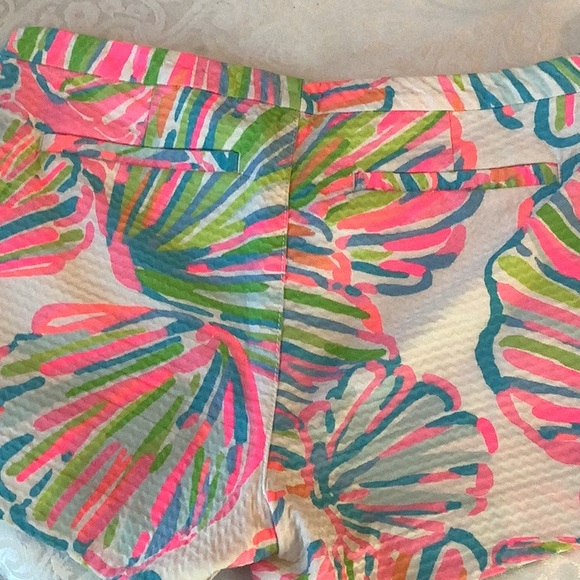 Lilly Pulitzer shorts… Very good condition… Size 4… 100% cotton - Picture 2 of 4